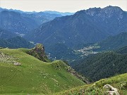 49 Vista ravvicinata dal Monte Mincucco sul Baitone Mincucco con barek,  sullo sperone roccioso con croce lignea e verso Santa Brigida e Venturosa